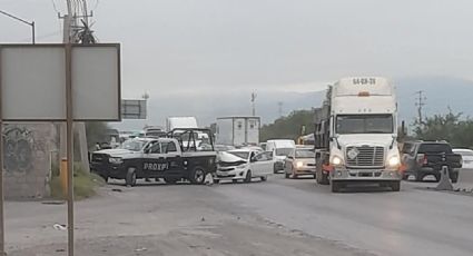 Chocan patrulla y auto en carretera a Monclova; provocan el cierre de un carril