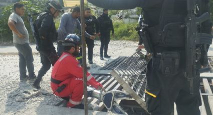 Rescatan a hombre atrapado en alcantarilla en Monterrey