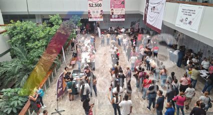 Saturan entrega de tarjetas Rita Cetina en Palacio Federal