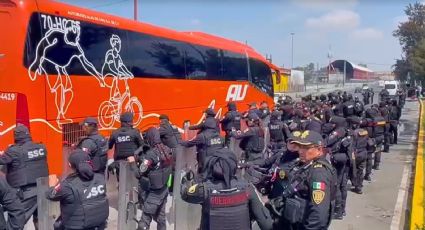 Policías revisan autobuses para descartar ingreso de explosivos