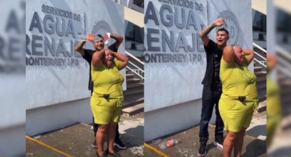 VIDEO | Mujer “se baña” como protesta a las afueras de Agua y Drenaje
