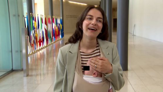 Ministra sueca asiste a consejo de la UE con su bebé