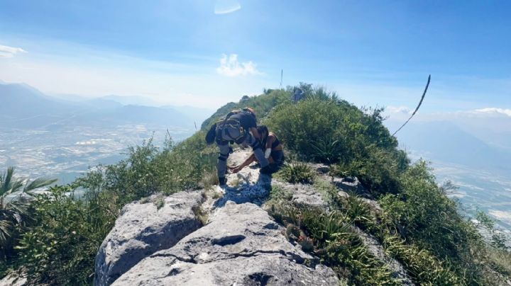 Rescatan a mujer extraviada en el Cerro de las Mitras
