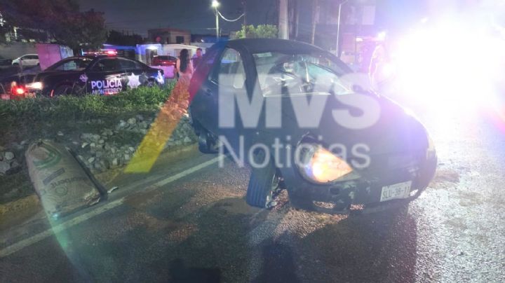Vuelca auto en Fidel Velázquez y conductor escapa