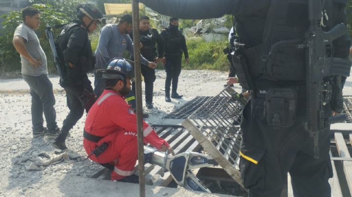 Rescatan a hombre atrapado en alcantarilla en Monterrey