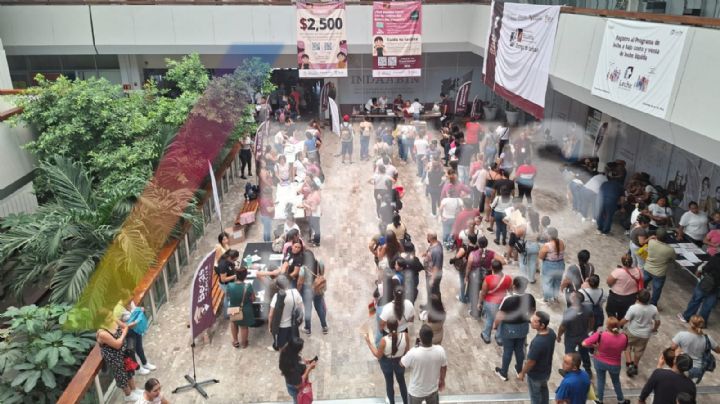 Saturan entrega de tarjetas Rita Cetina en Palacio Federal