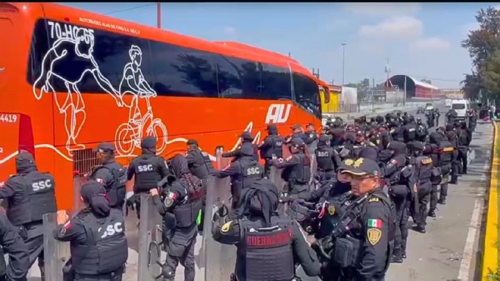 Policías revisan autobuses para descartar ingreso de explosivos
