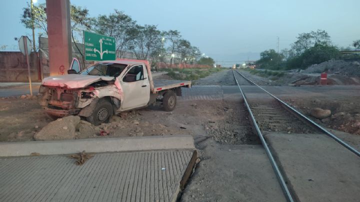 Choque de tren contra camioneta deja un lesionado en Escobedo