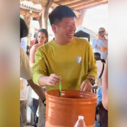 VIDEO | Coreanos festejan con cantaritos en Jalisco