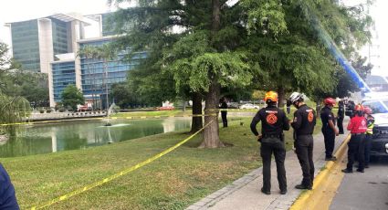 Hallan cuerpo de hombre flotando en lago de complejo corporativo en Monterrey