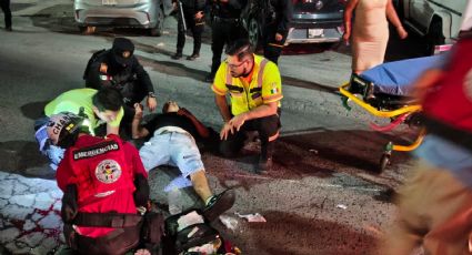 Motociclista pierde una pierna tras estrellarse contra un poste en Monterrey