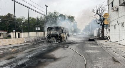Se incendia camión de transporte de personal en Apodaca; fuego consume por completo la unidad