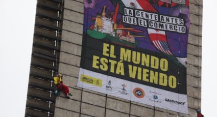 'El mundo está viendo': colocan mega manta en Estela de Luz