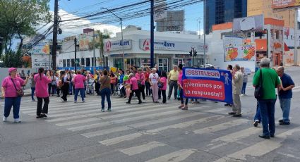 150 maestros jubilados de la SNTE bloquean calles del Centro de Monterrey