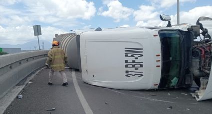 Vuelca pipa de diésel en Apodaca y trastoca la Miguel Alemán