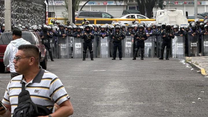 CNTE bloquea Calzada de Tlalpan durante cuatro horas, pero operativo policial frena su avance