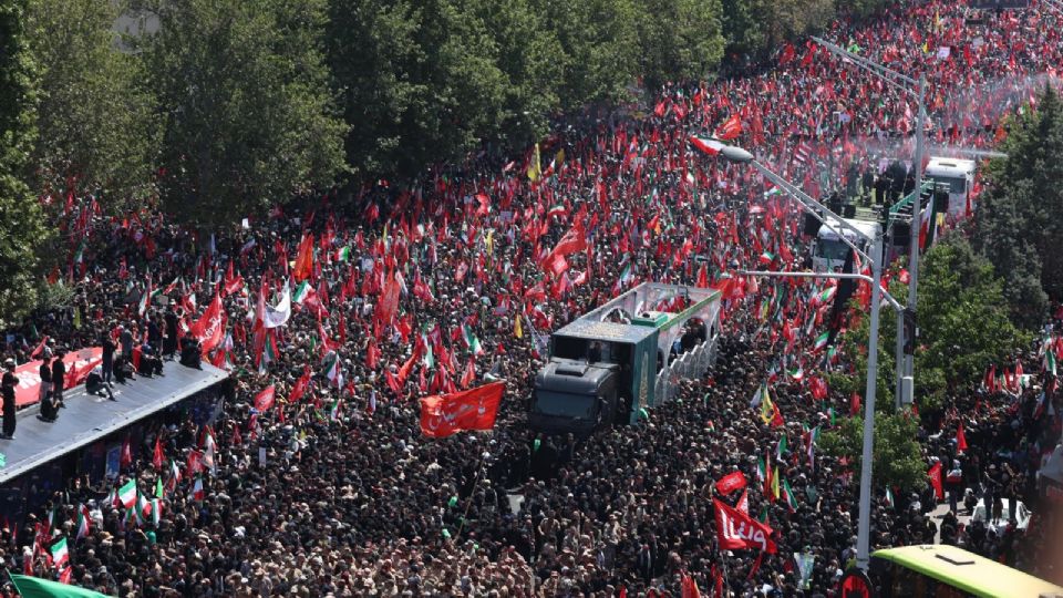 Iraníes participan en la ceremonia fúnebre del difunto líder supremo iraní en Teherán, Irán (Archivo).