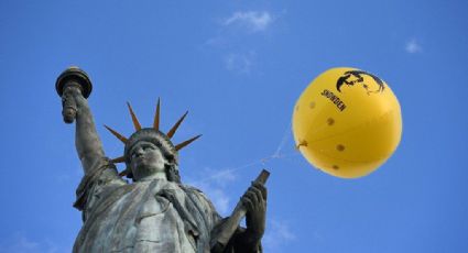 Con un globo gigante piden indulto de Obama a Snowden en NY 