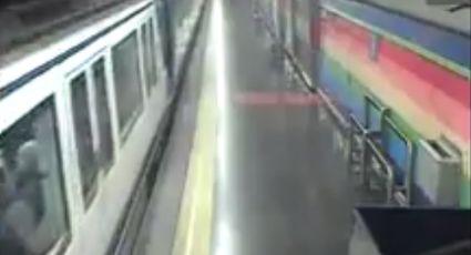 El sorprendente rescate de un hombre que cae a las vías del metro en Madrid 