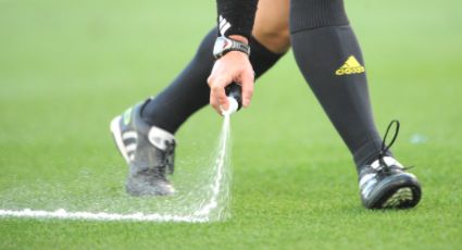 Jugador limpia su bota en arbitro; le dan tarjeta amarilla (VIDEO)