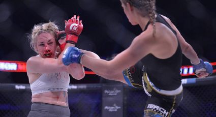 Una luchadora desfigura a su oponente con una potente patada (VIDEO)