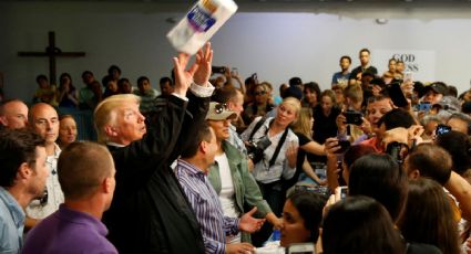 Trump reparte ayuda lanzando paquetes de papel en Puerto Rico (VIDEO)