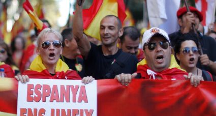 Españoles toman las calles para pedir diálogo en Cataluña