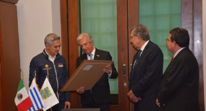 Mancera recibe al presidente de Uruguay; firman acuerdos