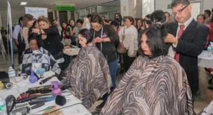 Realizan “Trenzatón” en Hospital Juárez de México; elaboran pelucas oncológicas (VIDEO)