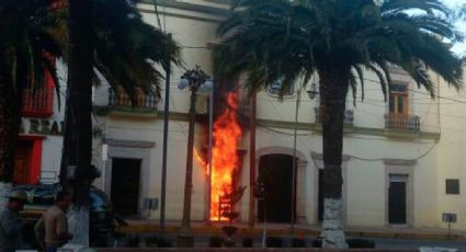 Pobladores incendian palacio municipal de Libres en Puebla (VIDEO)