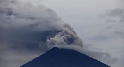 Reabren aeropuerto en Bali; se pide a miles de aldeanos evacuar por alerta volcánica