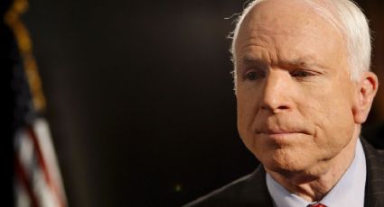 McCain internado por efectos de su terapia oncológica