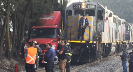 Tren arrolla tráiler en Edomex; una persona pierde la vida 