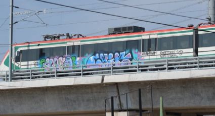 Grafietado uno de los vagones del tren interurbano México-Toluca
