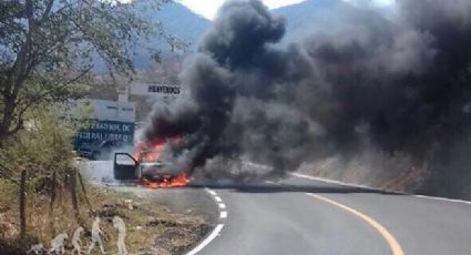 Normalistas incendian pipa en la Autopista Siglo 21