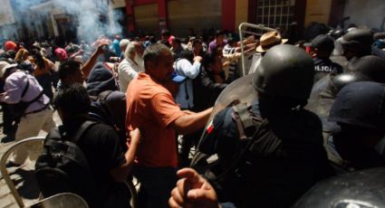 Se enfrentan policías y maestros en Oaxaca