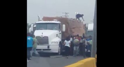 Captan momento en que personas saquean un camión de arroz en Venezuela