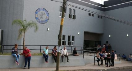 Familiares esperan la entrega de las víctimas del autobús en Michoacán