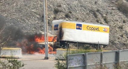 Normalistas incendian camión repartidor en la Autopista del Sol
