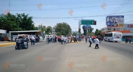 CNTE realiza bloqueo en crucero del IEEPO en Oaxaca