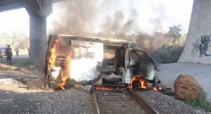 Presuntos normalistas incendian vehículo en Tiripetío, Michoacán