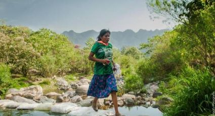Con falda y sandalias, mujer tarahumara gana maratón de Puebla 