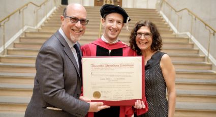 Se gradúa Mark Zuckerberg de Harvard, 12 años más tarde