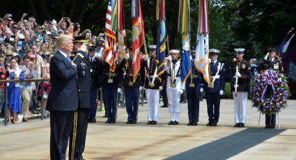 Trump conmemora el Día de los Caídos en Arlington