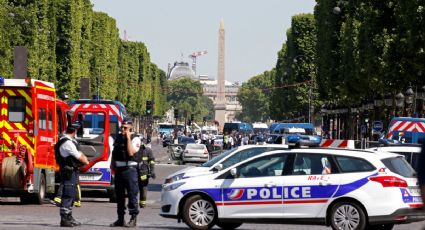 Auto embiste a furgoneta policial en París; el sospechoso murió