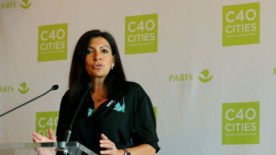 La alcaldesa de París, Anne Hidalgo, habla en rueda de prensa en el ayuntamiento de esa ciudad.
