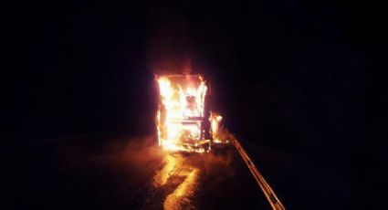 Pasajero muere calcinado tras prender fuego a un autobús en Michoacán