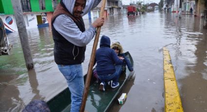 Rescatan en lanchas a personas atrapadas en inundaciones en San Mateo Atenco