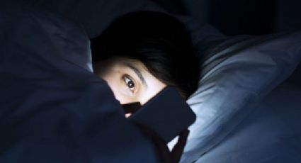 Larga exposición a luz de celular y televisión afectan el sueño