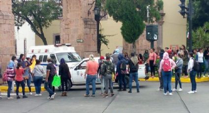 Normalistas secuestran 6 vehículos y bloquean zona de Las Tarascas en Michoacán